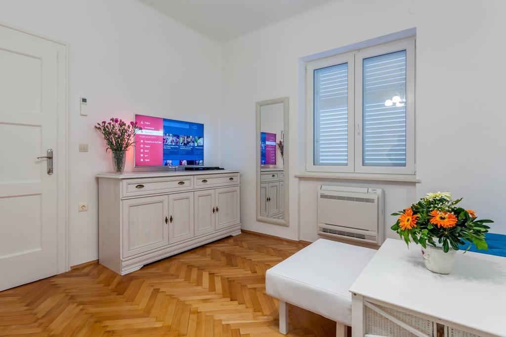 Chic Apartment In Center Split Pokoj fotografie